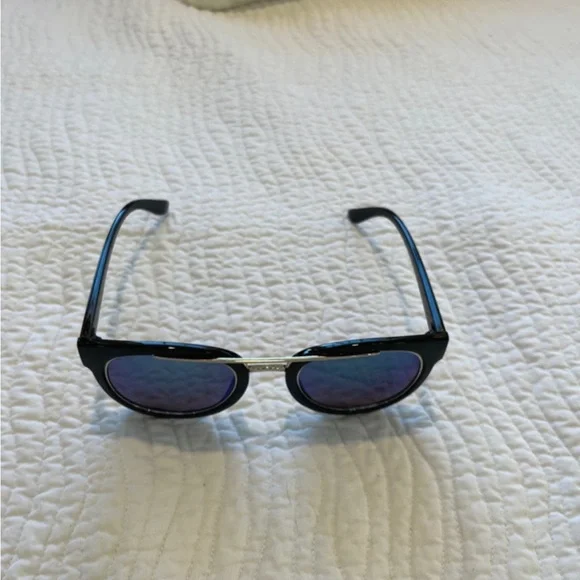 Stylish Black Sunglasses with Blue Lenses - Picture 5 of 6